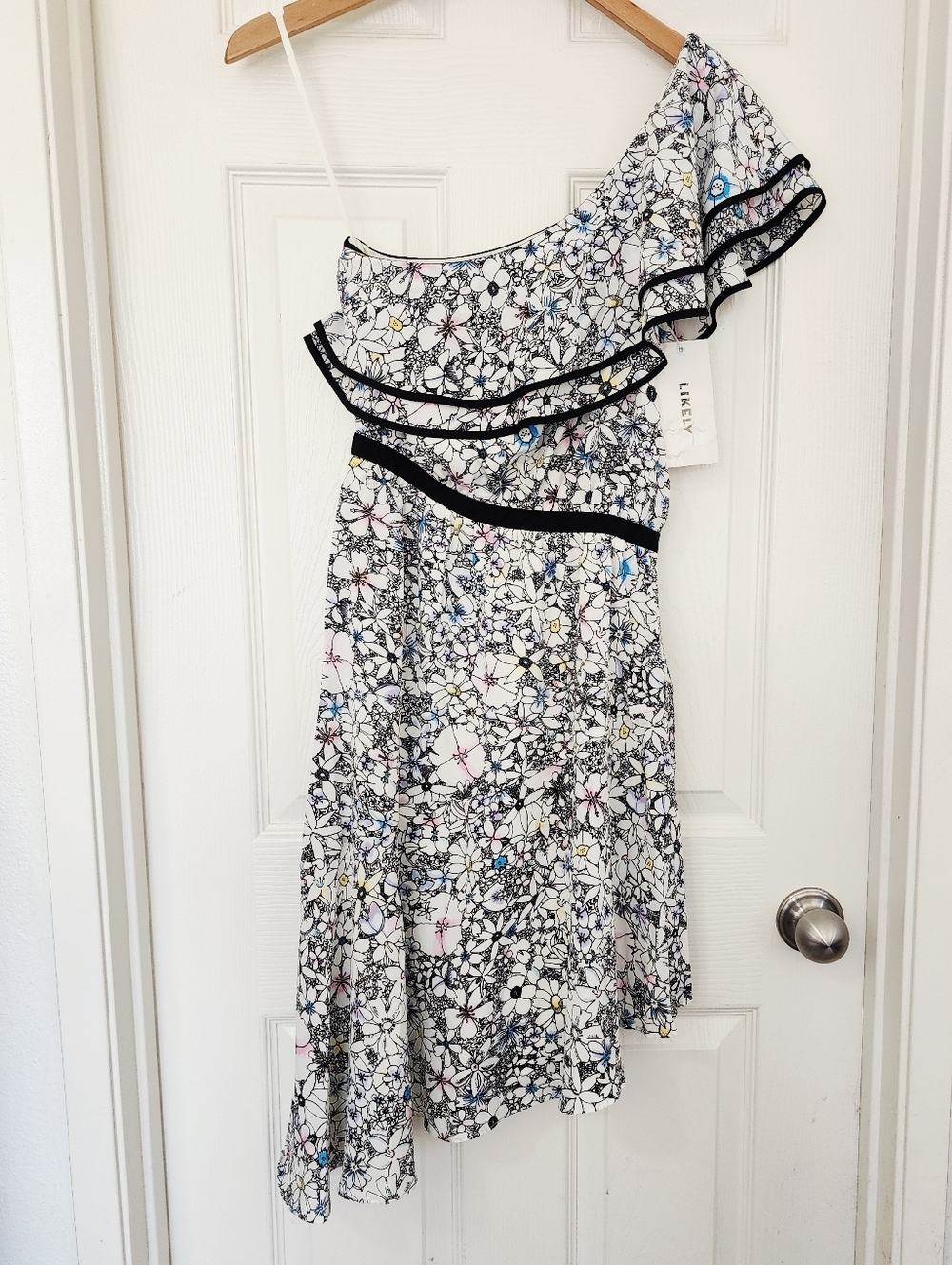 NWT Likely One-Shoulder Floral Ruffle Dress in White with Black Trim Size 0 - Picture 2 of 6